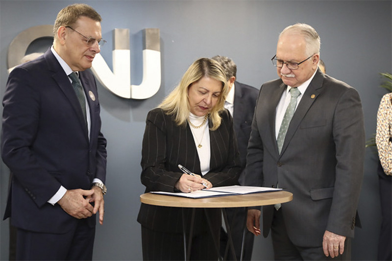 Presidente o CNJ e do STF, Edson Fachin assinou termo com presidente do Consepre (Foto: Ana Araújo/CNJ)