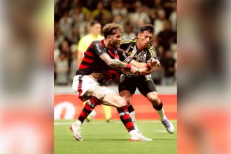 Lance de jogo entre Atlético-MG e Flamengo: gol no final assegurou empate ao Rubro-negro (Foto: Adriano Fontes/Flamengo FR)