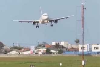 Avião pousou de lado em meio a forte ventania (Imagem: Instagram/Reprodução)