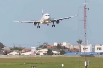 Avião pousou de lado em meio a forte ventania (Imagem: Instagram/Reprodução)