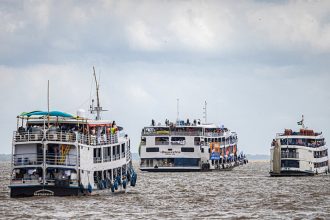 Barcos de passageiros em Belém: ribeirinhos são os mais afetados por eventos climáticos extremos (Foto: de Hermes Caruzo/COP30)