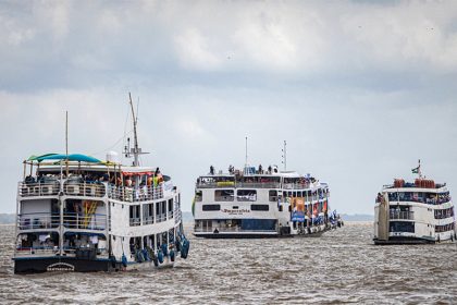 Barcos de passageiros em Belém: ribeirinhos são os mais afetados por eventos climáticos extremos (Foto: de Hermes Caruzo/COP30)