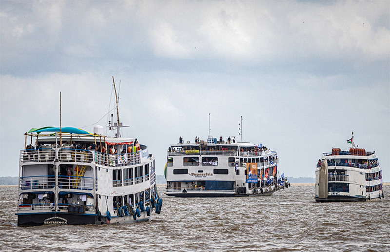 Barcos de passageiros em Belém: ribeirinhos são os mais afetados por eventos climáticos extremos (Foto: de Hermes Caruzo/COP30)