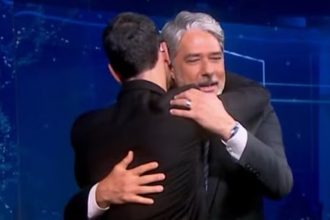Bonner abraça César Tralli: adeus ao Jornal Nacional após 29 anos (Imagem: TV Globo/Reprodução)