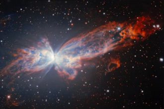 Borboleta cósmica está a 6 trilhões de milhas de distância da Terra (Foto: NSF NOIRLab/Reprodução)