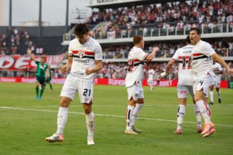 Rigoni festeja gol em vitória do São Paulo (Foto: Rubens Chiri/Saopaulofc.net)