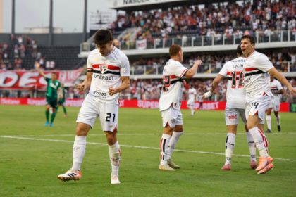 Rigoni festeja gol em vitória do São Paulo (Foto: Rubens Chiri/Saopaulofc.net)