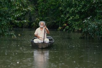 Catatau Batera batera em cena de 'Catador de Sons': inspiração nos rios da Amazônia (Foto: Divulgação)