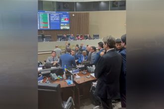 Momento em que vereadores se reuniram para reverter placar em votação sobre sessões virtuais na CMM (Imagem: WhatsApp/Reprodução)