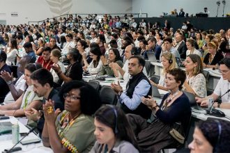Participantes da COP30: consenso sobre redução do uso de combustível fóssil (Foto: Rafa Neddermeyer/COP30 Brasil Amazônia/PR)