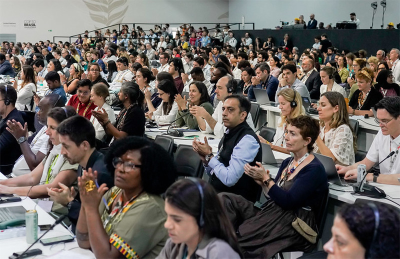 Participantes da COP30: consenso sobre redução do uso de combustível fóssil (Foto: Rafa Neddermeyer/COP30 Brasil Amazônia/PR)