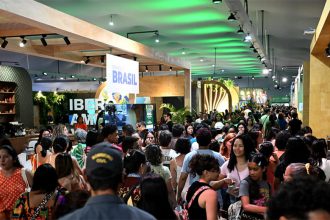 Público em pavilhão da COP30 em Belém: plano para proteger mulheres e crianças (Foto de Alex Ferro/COP30)