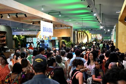 Público em pavilhão da COP30 em Belém: plano para proteger mulheres e crianças (Foto de Alex Ferro/COP30)