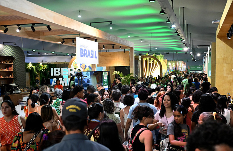 Público em pavilhão da COP30 em Belém: plano para proteger mulheres e crianças (Foto de Alex Ferro/COP30)