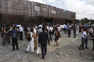 Participantes chegam ao pavilhão principal da COP30 em Belém (Foto de Sergio Moraes/COP30)