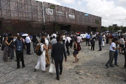 Participantes chegam ao pavilhão principal da COP30 em Belém (Foto de Sergio Moraes/COP30)