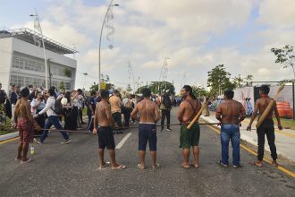 Indígenas bloqueiam acesso ao portão principal do espaço onde ocorre a COP30 (Foto: Flávio Contente/Ato Press/Estadão Conteúdo)