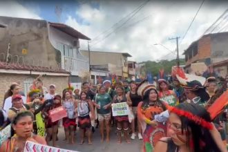 Indígenas dançaram nas ruas de Belém em manifestação na COP30 nesta segunda (Imagem: WhatsApp/Reprodução)