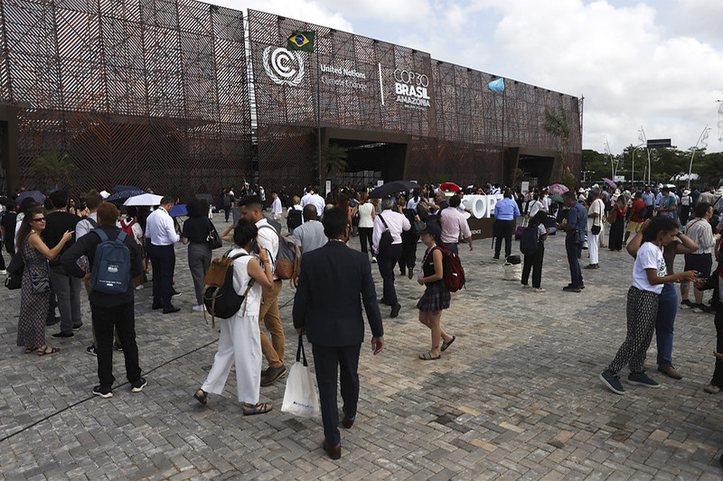 Participantes chegam ao pavilhão principal da COP30 em Belém (Foto de Sergio Moraes/COP30)