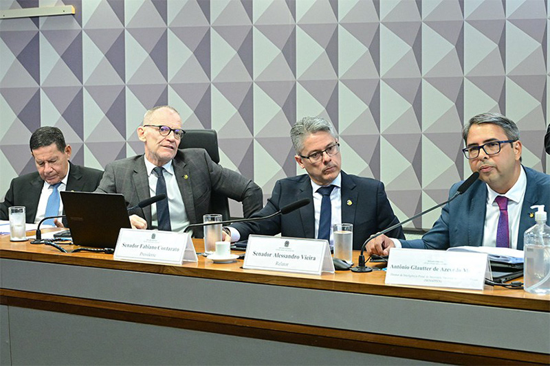 Antônio Glautter , da Senappen, em depoimento à CPI: superpopulação carcerária (Foto: Geraldo Magela/Agência Senado)