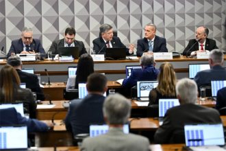 Onyx Lorenzoni (segundo da direita para a esquerda) disse desconhecer doador de campanha (Foto: Edilson Rodrigues/Agência Câmara)
