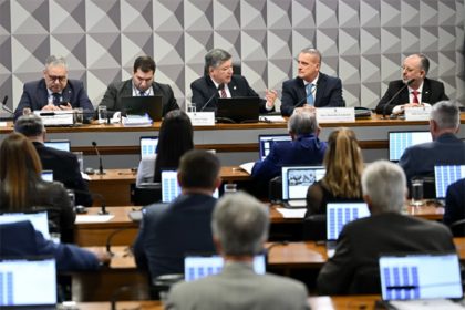 Onyx Lorenzoni (segundo da direita para a esquerda) disse desconhecer doador de campanha (Foto: Edilson Rodrigues/Agência Câmara)