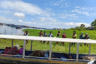 Corpos do casal estavam em bote de alumínio (Foto: WhatsApp/Reprodução)