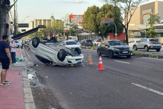 Carro capotou e motorista e passageiras ficaram feridas (Foto: WhatsApp/Divulgação)