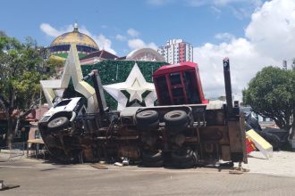 Guindaste tombou derrubando parte de árvore de Natal no Centro de Manaus (Foto: WhatsApp/Divulgação)