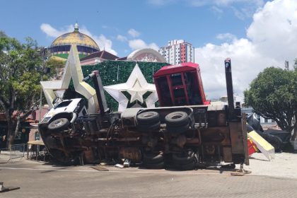 Guindaste tombou derrubando parte de árvore de Natal no Centro de Manaus (Foto: WhatsApp/Divulgação)