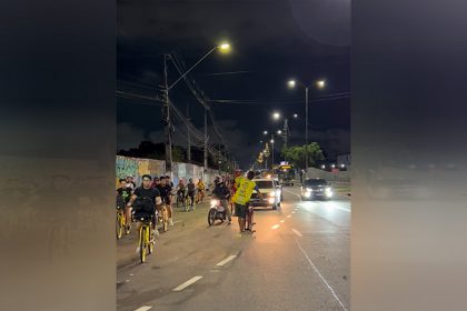 Trecho em que os ciclistas precisam bloquear tráfego de veículos para atravessar a avenida Constantino Nery (Imagem: Pedala Livre/Reprodução)