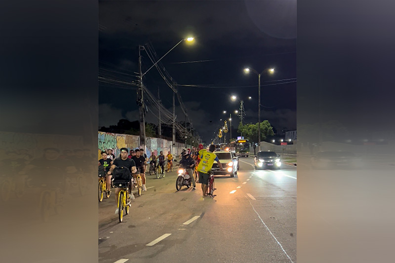 Trecho em que os ciclistas precisam bloquear tráfego de veículos para atravessar a avenida Constantino Nery (Imagem: Pedala Livre/Reprodução)