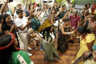 Ministra Sônia Guajajara (Povos Indígenas) na Cúpula dos Povos: debate sobre proteção social (Foto de Raimundo Pacco/COP30)