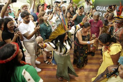 Ministra Sônia Guajajara (Povos Indígenas) na Cúpula dos Povos: debate sobre proteção social (Foto de Raimundo Pacco/COP30)
