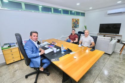 Vice-governador Tadeu de Souza com o prefeito David Almeida e o secretário Clécio Santos (Foto: Dhyeizo Lemos/Semcom)