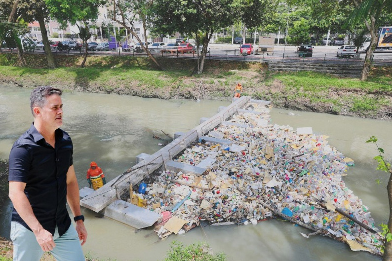 Prefeito David Almeida anunciou que divulgará ecobarreiras na COp30 (Foto: Arte do ATUAL sobre foto de Antônio pereira/Semcom)