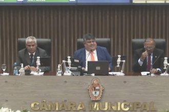 David Reis (centro) disse que riu porque lembrou de piada que só entendeu um dia depois (Imagem: TV CMM/YouTube)