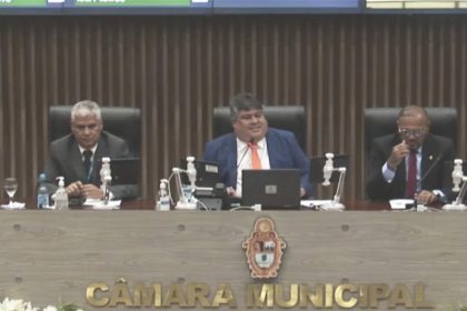 David Reis (centro) disse que riu porque lembrou de piada que só entendeu um dia depois (Imagem: TV CMM/YouTube)