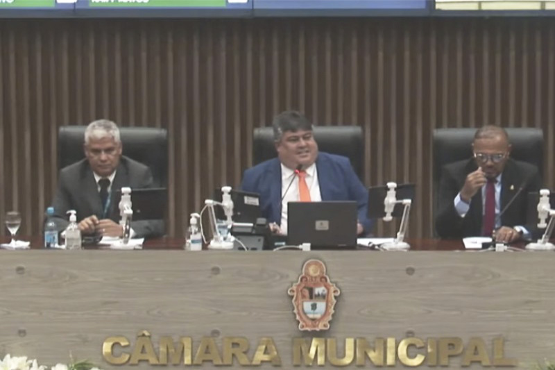 David Reis (centro) disse que riu porque lembrou de piada que só entendeu um dia depois (Imagem: TV CMM/YouTube)