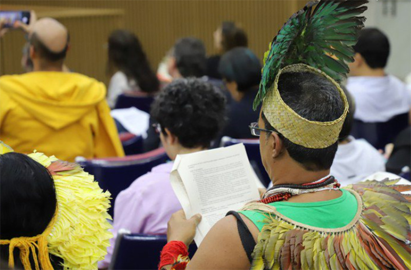 Líderes indígenas em audiência pública sobre direitos humanos (Foto: Clarice Castro/MDHC)