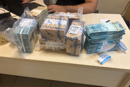 Dinheiro apreendido por agentes da FICCO nesta quarta-feira: possível lavagem (Foto: PF/Divulgação)