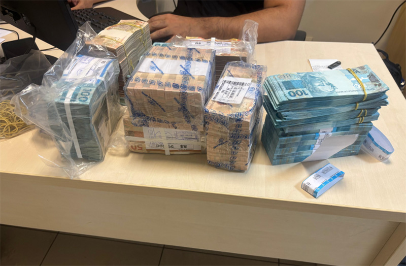 Dinheiro apreendido por agentes da FICCO nesta quarta-feira: possível lavagem (Foto: PF/Divulgação)