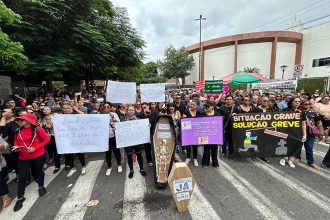 Professores decidem paralisar aulas em escolas públicas municipais de Manaus em assembleia nesta quinta (Foto: Murilo Rodrigues/AM ATUAL)
