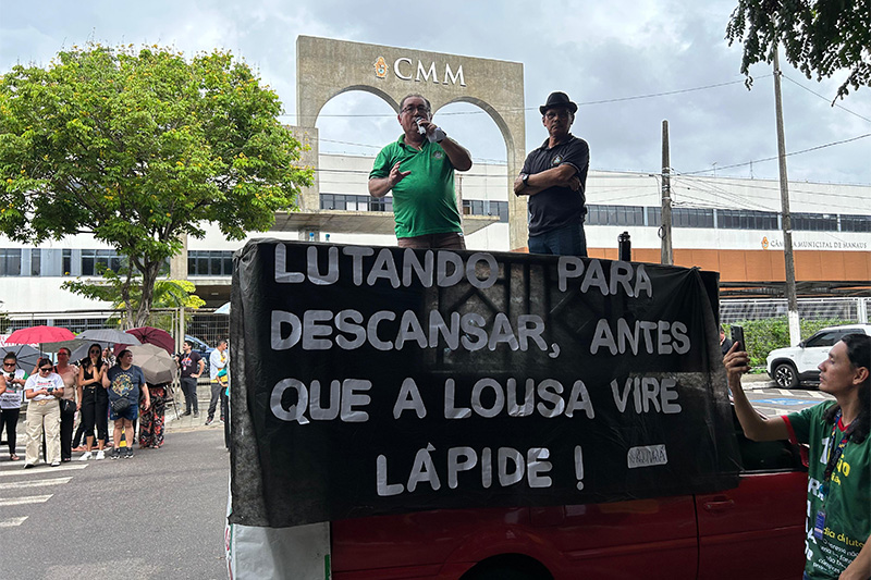 Em manifestação contra projeto de reforma da previdência municipal, professores expuseram apreensão com maior tempo para se aposentar (Foto: Murilo Rodrigues/AM ATUAL)