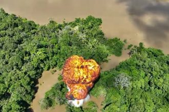 Draga é destruída com explosivos no Rio Puruê (Imagem: PF/Divulgação)