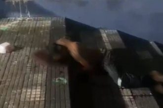 O homem, não identificado, apresentava ferimentos na cabeça (Foto: WhatsApp/Reprodução)