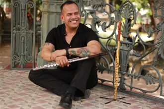 Carlos Alexandre de Oliveira e sua flauta: arranjos com jazz, Bossa Nova e músicas de Natal (Foto: Divulgação)