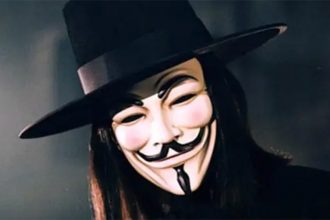 Hugo Weaving com a máscara de Guy Fawkes no filme ‘V de Vingança’. Nova adaptação para a TV (Imagem: Divulgação)