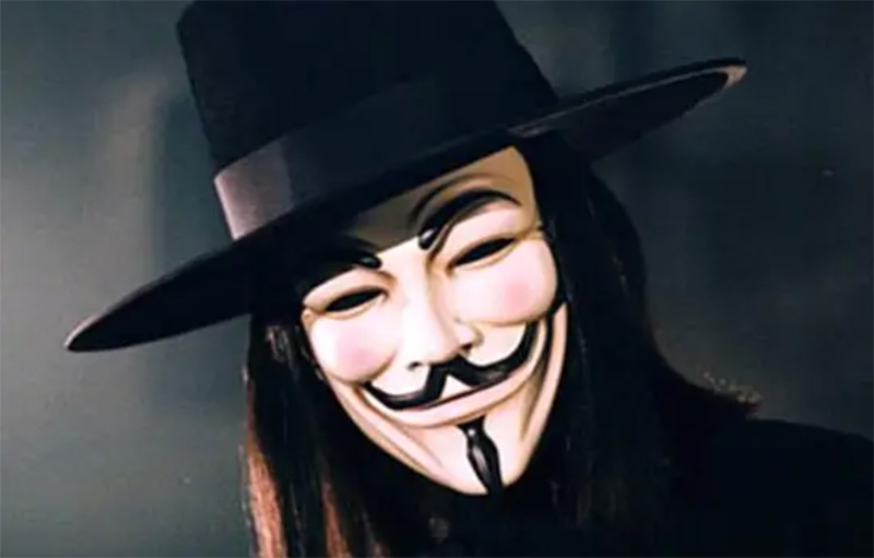 Hugo Weaving com a máscara de Guy Fawkes no filme ‘V de Vingança’. Nova adaptação para a TV (Imagem: Divulgação)