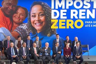 Solenidade de sanção do projeto de isenção do IR: sem presença de Hugo Motta e Davi Alcolumbre (Imagem: TV Brasil/Reprodução)